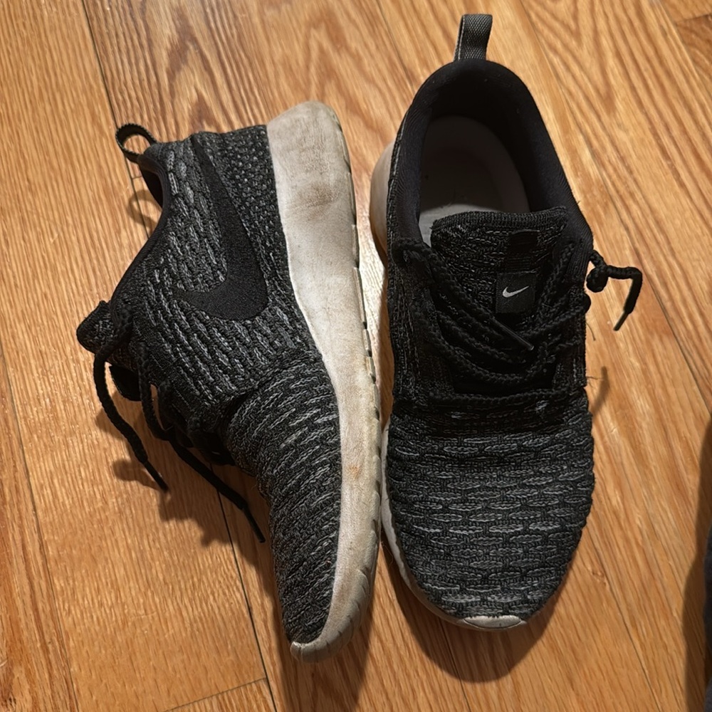 Black Nike sneakers - Picture 3 of 5